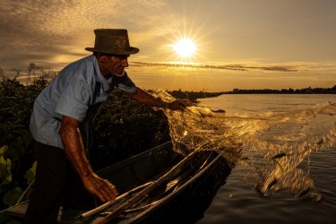 996A2517 Fisherman Pantanal Brazil
