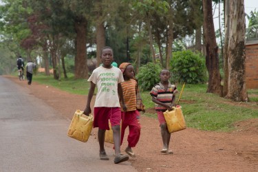 8R2A3292 people carrying goods Rwanda