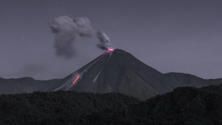 996a3133 volcano reventador amazon ecuador