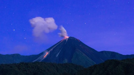 996a3133 volcano reventador amazon ecuador