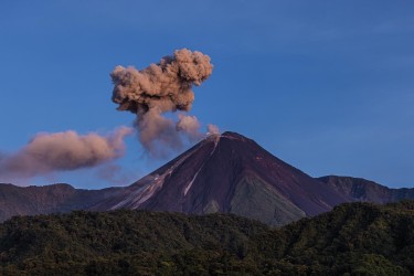 996a3159 volcano reventador amazon ecuador